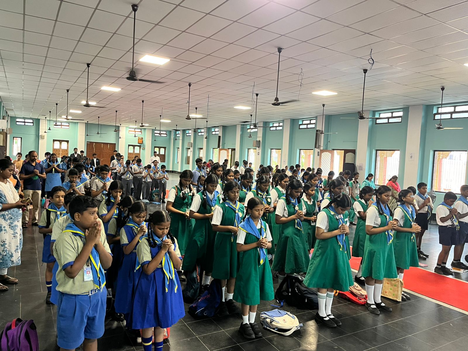 சென்னை மயிலை உயர் மறைமாவட்டம் முன்னெடுத்த மாணாக்கர் இயக்க (YCS/YSM) தலைமைத்துவப் பயிற்சி ! தலைமைத்துவப் பயிற்சியானது (YCS YSM ) அக்டோபர் 18, 2025 அன்று வேப்பேரியில் உள்ள புனித சூசையப்பர் ஆங்கிலோ இந்தியன் ஆண்கள் மேல்நிலைப் பள்ளியில் வெற்றிகரமாக நடத்தப்பட்டது. இந்த நிகழ்வு செபம் மற்றும் வரவேற்புரையுடன் தொடங்கியது. அதனைத் தொடர்ந்து, கருத்தாளராக வந்திருந்த அருட்தந்தை வருண் ரிச்சர்ட் (புனித சூசையப்பர் ஆலயத்தின் உதவிப் பங்குத் தந்தை மற்றும் (YCS YSM ) இன் முன்னாள் உறுப்பினர்) அறிமுகப்படுத்தப்பட்டார். மாணவர்கள் அவர்களது வழிகாட்டிகளுடன் குழுக்களாகப் பிரிக்கப்பட்டனர். உள்ளூர் இளைஞர்கள் மற்றும் தன்னார்வலர்கள் நிகழ்வு சிறப்பாக அமைய உதவினர். பிறகு, அருட்தந்தை வருண் அவர்கள் “தலைமைத்துவம் என்றால் என்ன?”, “உண்மையான தலைவர் யார்?”, மற்றும் “ஒரு உண்மையான தலைவரின் குணங்கள்” போன்ற தலைப்புகளில் ஊக்கமளிக்கும் உரையைப் பகிர்ந்து கொண்டார். இந்தத் தலைமைத்துவம் குறித்த வீதி நாடகத்தை நடத்திய பள்ளி மாணவர்கள் அனைவரையும் கவர்ந்தனர். இரண்டாவது அமர்வு “YCS/YSM செயல்முறை மற்றும் செயல்பாட்டில் தலைமைத்துவம்” என்பதில் கவனம் செலுத்தியது. அருட்தந்தை வருண் அவர்கள் தலைமைத்துவத்தில் உள்ள சவால்களை எடுத்துரைத்ததுடன், “சிறிய செயல்களே பெரிய மாற்றத்தை ஏற்படுத்தும்” என்று வலியுறுத்தினார். இதனைத் தொடர்ந்து, திருமதி. பிரின்சஸ் பியூலா (முன்னாள் வழிகாட்டி) மற்றும் செல்வி. மோனெட் ரெனி (தேசியச் செயலாளர்) ஆகியோர் தங்கள் அனுபவங்களைப் பகிர்ந்து கொண்டு பங்கேற்பாளர்களை ஊக்குவித்தனர். இந்த நிகழ்ச்சியைச் சகோதரர் தீபக், அருட்தந்தை வருண் ரிச்சர்ட், மற்றும் இளைஞர் தன்னார்வலர்கள், வழிகாட்டிகள் திருமதி பெனிஷா மற்றும் திருமதி கிரேஸ் பால் ஆகியோருடன் இணைந்து சிறப்பாக ஏற்பாடு செய்திருந்தார். இந்நிகழ்வில் மொத்தம் 21 பள்ளிகள் பங்கேற்றன. இதில் 185 மாணவர்கள் மற்றும் 29 வழிகாட்டிகள் கலந்து கொண்டனர். நிறைவாக விருந்தினர்களைக் கௌரவித்து, நன்றியுரை கூறப்பட்டது. அதில் புனித சூசையப்பர் ஆங்கிலோ இந்தியன் ஆண்கள் மேல்நிலைப் பள்ளியின் தாளாளர் அருட்தந்தை பீட்டர் ஜெரால்டு அவர்களுக்கும் மேலும், அனைத்து பள்ளியின் முதல்வர்கள், தாளாளர்கள், மற்றும் வழிகாட்டிகள் ஆகியோரின் ஒத்துழைப்புக்கு மனமார்ந்த நன்றியைத் தெரிவித்தனர். உற்சாகமான YCS YSM கைத்தட்டலுடன் நிகழ்வு நிறைவுற்றது. விசுவ