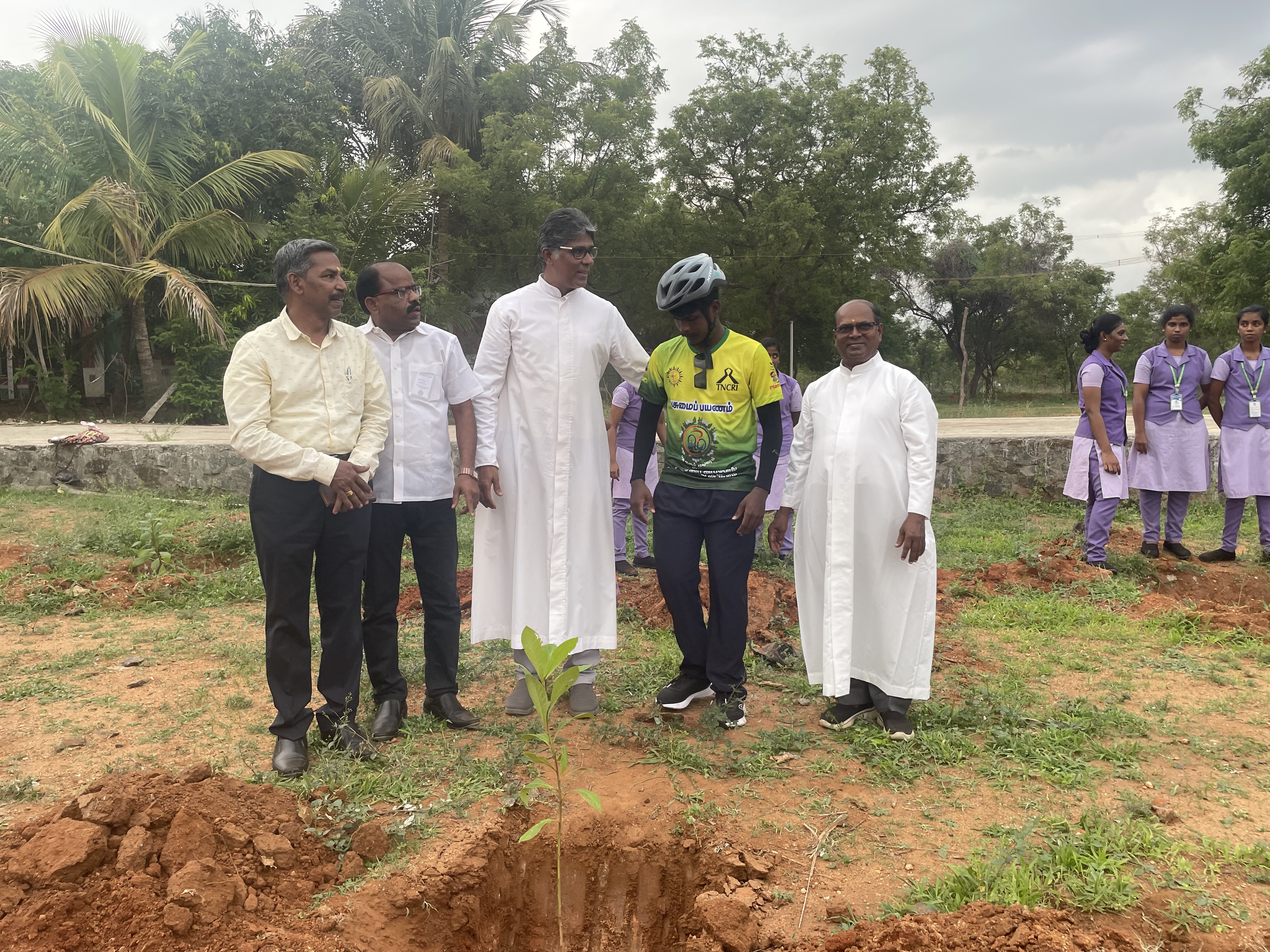 இயற்கையை காக்க தொடரும் பயணத்தில் இரண்டாம் நாள் ஆனது நேற்று தொடங்கியது முதலில் கிறிஸ்துராஜா மேல்நிலைப் பள்ளியில் தொடக்க விழாவானது தொடங்கியது அதில் அருள்பணி சகோதரர் விக்டர் அவர்கள் கருத்துரை வழங்கினார்.அருள் சகோதரி பிலோ அவர்கள் பசுமை பயணத்தின் முக்கியத்துவத்தை பற்றி கூறிவிட்டு கொடியை அசைத்து பசுமை பயணத்தை துவங்கி வைத்தார் இந்த பசுமை பயணத்தில் இக்னேஷியஸ் பள்ளி மாணவிகள் மற்றும் ஆசிரியர்கள் அருள் சகோதரிகள் இந்த பசுமை பயணத்தில் பசுமை வீரர்களுடன் இணைந்து தாமிரபரணி ஆற்றை நோக்கி பயணம் செய்தனர். சுமார் ஒன்பதரை மணி அளவில் பசுமை பயண வீரர்கள் அனைவரும் தாமிரபரணி ஆற்றின் அருகே வந்தடைந்தனர். அங்கு பனைமரம் நடுதல் நிகழ்ச்சியானது நடைபெற்றது அதில் தமிழக சட்டமன்ற தலைவர் அப்பாவு அவர்கள் சிறப்பு விருந்தினராக வருகை தந்திருந்தார். இக்னேஷியஸ் மாணவிகள் பறையாட்டம் ஆடி அனைவரையும் மகிழ்ச்சியடைய செய்தனர் அதை தொடர்ந்து அனைவரும் பனை விதைகளை விதைத்தனர். அதைத் தொடர்ந்து பேராயர் இல்லத்திற்கு பசுமை பயணம் வீரர்கள் தன்னார்வலர்கள் மாணவியர்கள் ஆசிரியர்கள் அனைவரும் வந்தடைந்தனர். அங்கு மரம் நடுதல் நிகழ்ச்சியானது நடைபெற்றது இந்த நிகழ்ச்சியில் கிறிஸ்து ராஜா பள்ளி மாணவிகள் மற்றும் கல்லூரி மாணவர்கள் இக்னேஷியஸ் பள்ளி மாணவர்கள் இவர்கள் அனைவரும் தங்கள் கலைகள் மூலம் இயற்கை பற்றி விழிப்புணர்வை தந்தனர். இந்த நிகழ்ச்சியில் பசுமை பயண வீரர்களான AICUF மாணவர்கள் இயற்கையை நாம் எப்படி சுரண்டுகிறோம் அதை எப்படி அழித்துக் கொண்டு இருக்கிறோம் என்பதை பற்றி விழிப்புணர்வு வீதி நாடகமானது நடித்துக் காட்டினர் இந்த நிகழ்ச்சிக்கு பிறகு மரம் நடுதல் நிகழ்ச்சியானது நடைபெற்றது மாணவர்கள் அருள் தந்தையர் அருள் சகோதரர்கள் மற்றும் பசுமை பயண வீரர்கள் அனைவரும் மரங்களை நட்டனர். அதைத்தொடர்ந்து 2.45 மணி அளவில் பசுமை பயண வீரர்கள் அனைவரும் தூத்துக்குடியை நோக்கி இயற்கை காக்கும் பயணத்தை தொடர்ந்தனர்...... செல்லும் வழியில் விதை பந்துகளை போட்டு கொண்டு சென்றனர் மாலை 5 மணி அளவில் பசுமை பயண வீரர்கள் சென்மேரிஸ் பாய்ஸ் ஹையர் செகண்டரி ஸ்கூல் தூத்துக்குடியில் சென்றடைந்தனர் அங்கு அருள்தந்தை சிங்கராயர் பசுமைப் பயண வீரர்களை பள்ளி மாணவர்களுடன் பறையிசை முழங்க வரவேற்றார் அதன் பிறகு பசுமை பயண வீரர்களுக்கு அறிமுக உரை சிங்கராயாரால் வழங்கப்பட்டது அதனை தொடர்ந்து பறை இசைக்கலைஞர்கள் தங்களது நடனத்தை ஆடினர் அதனைத் தொடர்ந்து