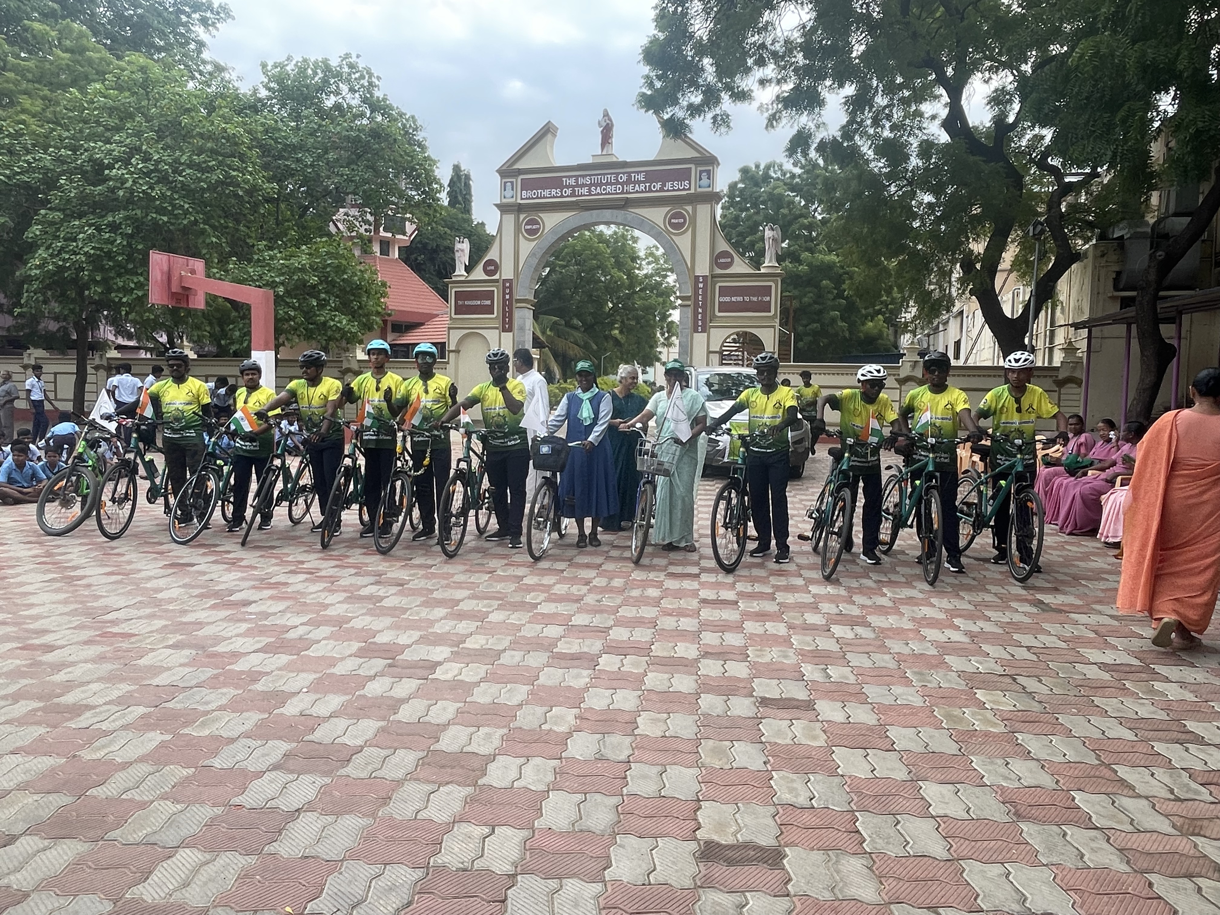 இயற்கையை காக்க தொடரும் பயணத்தில் இரண்டாம் நாள் ஆனது நேற்று தொடங்கியது முதலில் கிறிஸ்துராஜா மேல்நிலைப் பள்ளியில் தொடக்க விழாவானது தொடங்கியது அதில் அருள்பணி சகோதரர் விக்டர் அவர்கள் கருத்துரை வழங்கினார்.அருள் சகோதரி பிலோ அவர்கள் பசுமை பயணத்தின் முக்கியத்துவத்தை பற்றி கூறிவிட்டு கொடியை அசைத்து பசுமை பயணத்தை துவங்கி வைத்தார் இந்த பசுமை பயணத்தில் இக்னேஷியஸ் பள்ளி மாணவிகள் மற்றும் ஆசிரியர்கள் அருள் சகோதரிகள் இந்த பசுமை பயணத்தில் பசுமை வீரர்களுடன் இணைந்து தாமிரபரணி ஆற்றை நோக்கி பயணம் செய்தனர். சுமார் ஒன்பதரை மணி அளவில் பசுமை பயண வீரர்கள் அனைவரும் தாமிரபரணி ஆற்றின் அருகே வந்தடைந்தனர். அங்கு பனைமரம் நடுதல் நிகழ்ச்சியானது நடைபெற்றது அதில் தமிழக சட்டமன்ற தலைவர் அப்பாவு அவர்கள் சிறப்பு விருந்தினராக வருகை தந்திருந்தார். இக்னேஷியஸ் மாணவிகள் பறையாட்டம் ஆடி அனைவரையும் மகிழ்ச்சியடைய செய்தனர் அதை தொடர்ந்து அனைவரும் பனை விதைகளை விதைத்தனர். அதைத் தொடர்ந்து பேராயர் இல்லத்திற்கு பசுமை பயணம் வீரர்கள் தன்னார்வலர்கள் மாணவியர்கள் ஆசிரியர்கள் அனைவரும் வந்தடைந்தனர். அங்கு மரம் நடுதல் நிகழ்ச்சியானது நடைபெற்றது இந்த நிகழ்ச்சியில் கிறிஸ்து ராஜா பள்ளி மாணவிகள் மற்றும் கல்லூரி மாணவர்கள் இக்னேஷியஸ் பள்ளி மாணவர்கள் இவர்கள் அனைவரும் தங்கள் கலைகள் மூலம் இயற்கை பற்றி விழிப்புணர்வை தந்தனர். இந்த நிகழ்ச்சியில் பசுமை பயண வீரர்களான AICUF மாணவர்கள் இயற்கையை நாம் எப்படி சுரண்டுகிறோம் அதை எப்படி அழித்துக் கொண்டு இருக்கிறோம் என்பதை பற்றி விழிப்புணர்வு வீதி நாடகமானது நடித்துக் காட்டினர் இந்த நிகழ்ச்சிக்கு பிறகு மரம் நடுதல் நிகழ்ச்சியானது நடைபெற்றது மாணவர்கள் அருள் தந்தையர் அருள் சகோதரர்கள் மற்றும் பசுமை பயண வீரர்கள் அனைவரும் மரங்களை நட்டனர். அதைத்தொடர்ந்து 2.45 மணி அளவில் பசுமை பயண வீரர்கள் அனைவரும் தூத்துக்குடியை நோக்கி இயற்கை காக்கும் பயணத்தை தொடர்ந்தனர்...... செல்லும் வழியில் விதை பந்துகளை போட்டு கொண்டு சென்றனர் மாலை 5 மணி அளவில் பசுமை பயண வீரர்கள் சென்மேரிஸ் பாய்ஸ் ஹையர் செகண்டரி ஸ்கூல் தூத்துக்குடியில் சென்றடைந்தனர் அங்கு அருள்தந்தை சிங்கராயர் பசுமைப் பயண வீரர்களை பள்ளி மாணவர்களுடன் பறையிசை முழங்க வரவேற்றார் அதன் பிறகு பசுமை பயண வீரர்களுக்கு அறிமுக உரை சிங்கராயாரால் வழங்கப்பட்டது அதனை தொடர்ந்து பறை இசைக்கலைஞர்கள் தங்களது நடனத்தை ஆடினர் அதனைத் தொடர்ந்து