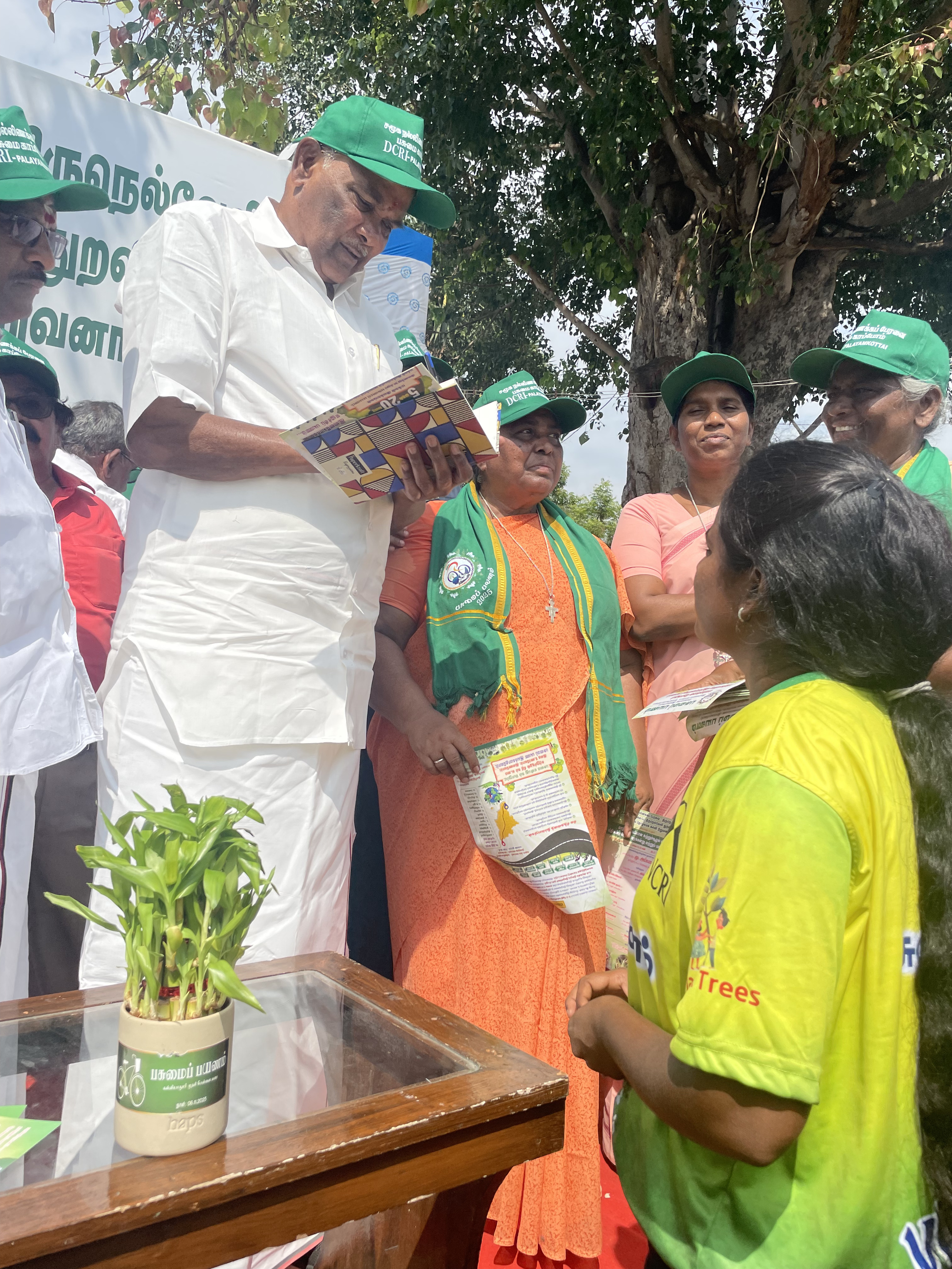 இயற்கையை காக்க தொடரும் பயணத்தில் இரண்டாம் நாள் ஆனது நேற்று தொடங்கியது முதலில் கிறிஸ்துராஜா மேல்நிலைப் பள்ளியில் தொடக்க விழாவானது தொடங்கியது அதில் அருள்பணி சகோதரர் விக்டர் அவர்கள் கருத்துரை வழங்கினார்.அருள் சகோதரி பிலோ அவர்கள் பசுமை பயணத்தின் முக்கியத்துவத்தை பற்றி கூறிவிட்டு கொடியை அசைத்து பசுமை பயணத்தை துவங்கி வைத்தார் இந்த பசுமை பயணத்தில் இக்னேஷியஸ் பள்ளி மாணவிகள் மற்றும் ஆசிரியர்கள் அருள் சகோதரிகள் இந்த பசுமை பயணத்தில் பசுமை வீரர்களுடன் இணைந்து தாமிரபரணி ஆற்றை நோக்கி பயணம் செய்தனர். சுமார் ஒன்பதரை மணி அளவில் பசுமை பயண வீரர்கள் அனைவரும் தாமிரபரணி ஆற்றின் அருகே வந்தடைந்தனர். அங்கு பனைமரம் நடுதல் நிகழ்ச்சியானது நடைபெற்றது அதில் தமிழக சட்டமன்ற தலைவர் அப்பாவு அவர்கள் சிறப்பு விருந்தினராக வருகை தந்திருந்தார். இக்னேஷியஸ் மாணவிகள் பறையாட்டம் ஆடி அனைவரையும் மகிழ்ச்சியடைய செய்தனர் அதை தொடர்ந்து அனைவரும் பனை விதைகளை விதைத்தனர். அதைத் தொடர்ந்து பேராயர் இல்லத்திற்கு பசுமை பயணம் வீரர்கள் தன்னார்வலர்கள் மாணவியர்கள் ஆசிரியர்கள் அனைவரும் வந்தடைந்தனர். அங்கு மரம் நடுதல் நிகழ்ச்சியானது நடைபெற்றது இந்த நிகழ்ச்சியில் கிறிஸ்து ராஜா பள்ளி மாணவிகள் மற்றும் கல்லூரி மாணவர்கள் இக்னேஷியஸ் பள்ளி மாணவர்கள் இவர்கள் அனைவரும் தங்கள் கலைகள் மூலம் இயற்கை பற்றி விழிப்புணர்வை தந்தனர். இந்த நிகழ்ச்சியில் பசுமை பயண வீரர்களான AICUF மாணவர்கள் இயற்கையை நாம் எப்படி சுரண்டுகிறோம் அதை எப்படி அழித்துக் கொண்டு இருக்கிறோம் என்பதை பற்றி விழிப்புணர்வு வீதி நாடகமானது நடித்துக் காட்டினர் இந்த நிகழ்ச்சிக்கு பிறகு மரம் நடுதல் நிகழ்ச்சியானது நடைபெற்றது மாணவர்கள் அருள் தந்தையர் அருள் சகோதரர்கள் மற்றும் பசுமை பயண வீரர்கள் அனைவரும் மரங்களை நட்டனர். அதைத்தொடர்ந்து 2.45 மணி அளவில் பசுமை பயண வீரர்கள் அனைவரும் தூத்துக்குடியை நோக்கி இயற்கை காக்கும் பயணத்தை தொடர்ந்தனர்...... செல்லும் வழியில் விதை பந்துகளை போட்டு கொண்டு சென்றனர் மாலை 5 மணி அளவில் பசுமை பயண வீரர்கள் சென்மேரிஸ் பாய்ஸ் ஹையர் செகண்டரி ஸ்கூல் தூத்துக்குடியில் சென்றடைந்தனர் அங்கு அருள்தந்தை சிங்கராயர் பசுமைப் பயண வீரர்களை பள்ளி மாணவர்களுடன் பறையிசை முழங்க வரவேற்றார் அதன் பிறகு பசுமை பயண வீரர்களுக்கு அறிமுக உரை சிங்கராயாரால் வழங்கப்பட்டது அதனை தொடர்ந்து பறை இசைக்கலைஞர்கள் தங்களது நடனத்தை ஆடினர் அதனைத் தொடர்ந்து