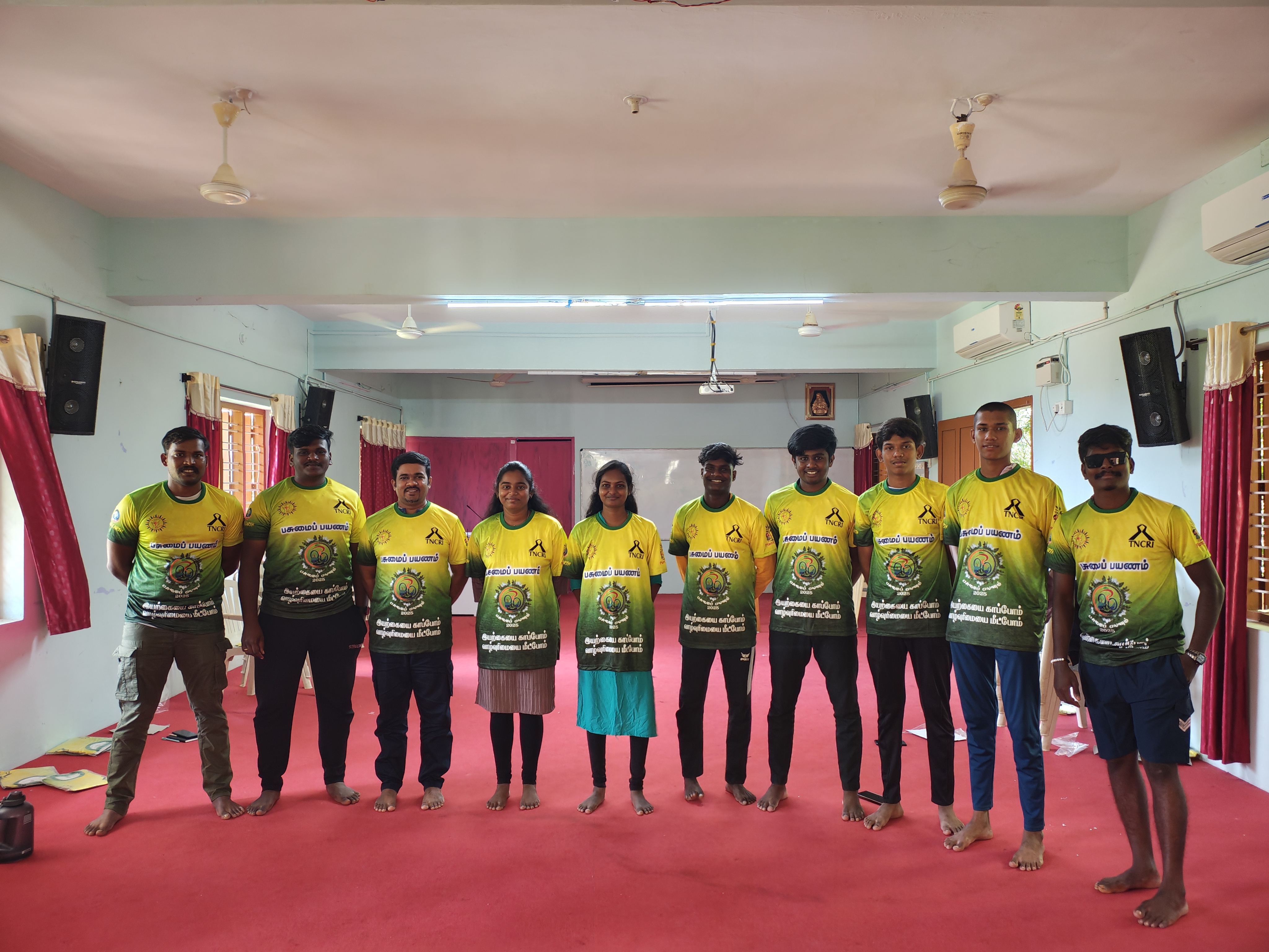 இயற்கையைக் காப்போம் வாழ்வுரிமையை மீட்போம் என்ற நிலைப்பாட்டை விழிப்புணர்வு ஏற்படுத்தும் வகையில் 780 கிலோமீட்டர் பயணத்தைக் கன்னியாகுமரியில் தொடங்கி சென்னை நோக்கி பயணமானது நேற்று தொடங்கியது. பசுமை பயணத்தின் முதல் நாளில் மிதிவண்டி பயணம் தொடக்க நிகழ்வாக கன்னியாகுமரி முக்கடல் சங்கமிக்கும் காந்தி மண்டபத்தின் முன்பாக விழிப்புணர்வு நிகழ்ச்சி நடைபெற்றது.இயற்கையைக் காப்போம் வாழ்வுரிமை மீட்போம் என்ற விருதுவாக்கோடு பசுமைப் பயணம் தொடங்கியது.இதில் கன்னியாகுமரி நகராட்சி தலைவர் திரு.குமரி ஸ்டீபன் அவர்கள் தலைமைத் தாங்கி நிகழ்ச்சியைத் தொடங்கி வைத்தார். களரி குழுவினரின் பறை இசையோடு விழிப்புணர்வு பசுமைப்பணம் தொடங்கியது. கோட்டாறு மறைமாவட்டத் துறவியர் பேரவைத் தலைவர் அருட்பணி பிரிட்டோ பீட்டர் அவர்கள் அனைவரையும் வரவேற்றார். தமிழகத் துறவியர் பேரவைத் தலைவர் அருட்சகோதரி.மரிய பிலோ அவர்கள் அறிமுக உரையாற்றினார். இயற்கை பற்றிய இளம் மாணவர்களின் பார்வை என்ற தலைப்பில் பள்ளி மாணவர்களின் விழிப்புணர்வு கலை நிகழ்ச்சிகள் நடைபெற்றது.பள்ளி மாணவர்களின் பழங்குடியினர் அணிவகுப்பு நடைபெற்றது. இயற்கையைக் காப்போம் என்ற தலைப்பில் கன்னியாகுமரி நகராட்சித் தலைவர் திரு. குமரி ஸ்டீபன் அவர்கள் பேசினார். இயற்கையைக் காக்க இயக்கமாவோம் என்ற தலைப்பில் கன்னியாகுமரி வட்டார முதன்மைப் பணியாளர் அருட்பணியாளர் ஜான்சன் அவர்கள் கலந்து கொண்டு கருத்துரை ஆற்றினார். களரி குழுவினரின் இயற்கையை காப்போம் கருத்துருவில் விழிப்புணர்வு பாடல் பாடினர். கோட்டாறு குழித்துரை மறை மாவட்ட துறவியர் அனைவரும் கலந்துகொண்டனர். சிறப்பு விருந்தினர்கள் அனைவரும் கொடியைசைத்து மிதிவண்டி பயணத்தைத் துவக்கி வைத்தனர் 12.30 மணியளவில் நாகர்கோவிலில் வடசேரி வரவேற்பு நிகழ்ச்சி நடைபெற்றது. நாகர்கோவில் வந்த பசுமைப்பயண மிதிவண்டி விழிப்புணர்வாளர்களுக்கு உற்சாக வரவேற்பு அளிக்கப்பட்டது. களரி குழுவினரின் பறையிசை முழக்கத்தோடு நிகழ்ச்சித் தொடங்கியது. அருட்சகோதரி.கலா அவர்கள் அனைவரையும் வரவேற்றார். தமிழ்நாடு துறவியர் பேரவைத் தலைவர் அருட்சகோதரி மரிய பிலோ அவர்கள் அறிமுகவுரை ஆற்றினார்கள்.இயற்கை அன்னையைக் காப்போம் என்ற தலைப்பில் மாநகராட்சி துணைமேயர் திருமதி.மேரி பிரின்சி லதா அவர்கள் இயற்கை நம் வாழ்வில் எவ்வளவு முக்கியம் என்பதை பற்றி சிறப்புரை ஆற்றினார். பறையிசையோடு மீண்டும் விழிப்புணர்வு மிதிவண்டி பயணம் தொடர்ந்தது.பச