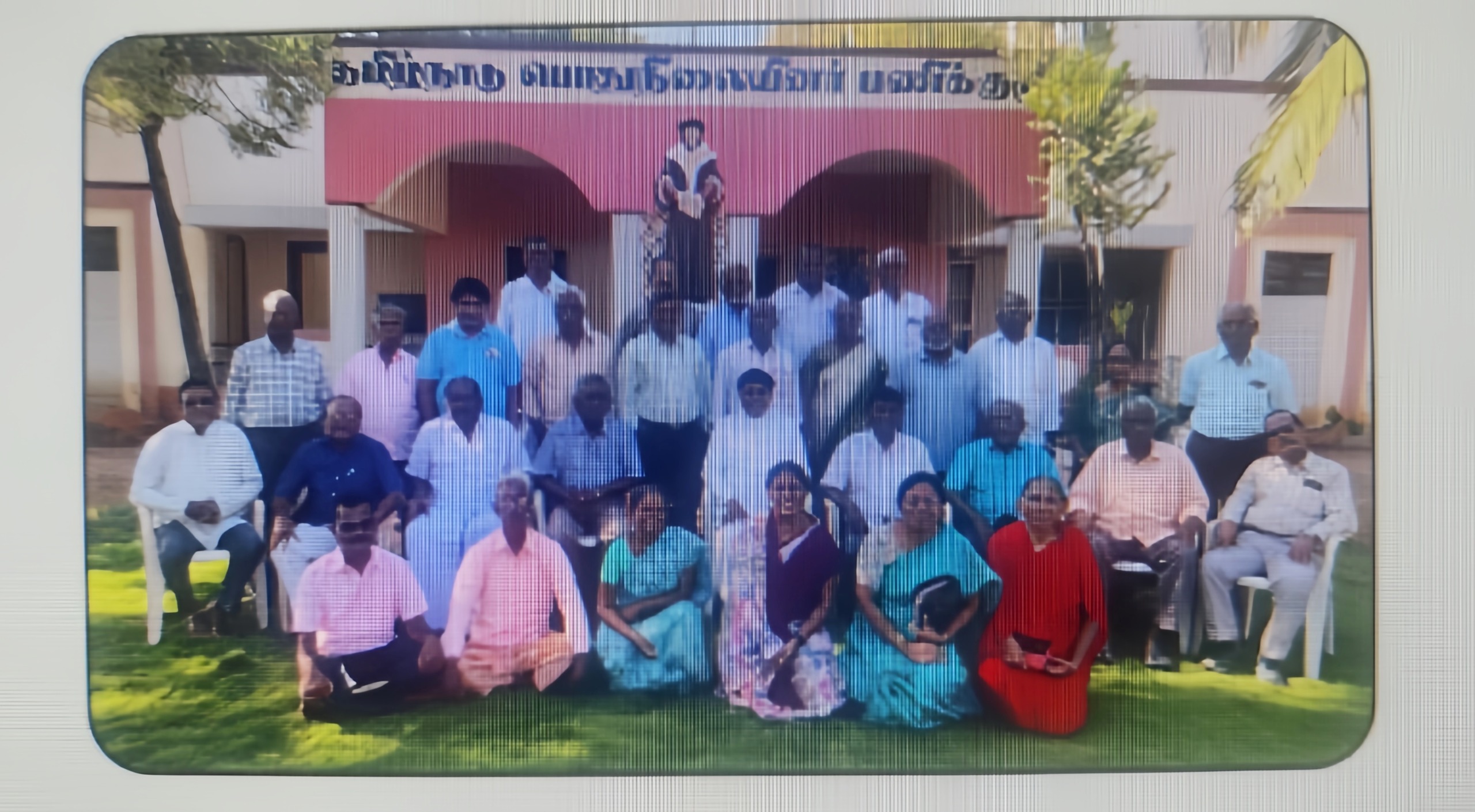 மறுமலர்ச்சித் தியானம் - 2025 தமிழ்நாடு பொதுநிலையினர் பணிக்குழு முன்னெடுப்பு! திருச்சி மாவட்டம் பிராட்டியூர் பொதுநிலையினர் உருவாக்க மையத்தில் நடைபெற்ற, பொதுநிலைத் திருப்பணியாளர்களுக்கான மறுமலர்ச்சித் தியானத்தில் 40 பேர் பங்கேற்றும் பங்கேற்றுப் பயன்பெற்றனர். 2 நாள்கள் நடைபெற்ற இத்தியானத்தை, திண்டுக்கல் மறைமாவட்டத்தைச் சேர்ந்த அருள்பணி, தேவராஜ் வழிநடத்தினார். தொடர்ந்து, இரண்டாம் நாள் பொதுநிலையினர் பணிக்குழுவின் செயலர் அருள்பணி. மரிய மைக்கேல், திருத்தந்தை லியோவின் திருமடலான "Dilext Te" அதாவது, 'நான் உன்னை அன்பு கூர்ந்தேன்' எனும் கடிதத்தை விளக்கிக் கூறியும் பொதுநிலையினரின் பணியின் முக்கியத்துவத்தையும் எடுத்துரைத்தார். மேலும், பொதுநிலைத் திருப்பணியாளர்கள் குறித்து அவர் பேசுகையில், 1962 முதல் 1965 வரை நடைபெற்ற வரலாற்றுச் சிறப்புமிக்க இரண்டாம் வத்திக்கான் பொதுச் சங்கம் திரு அவையின் பணிகளில் பல்வேறு பங்கேற்பு அமைப்புகளை முன்வைத்தது; அவற்றில் ஒன்றுதான் பொதுநிலைத் திருப்பணியாளர்கள் (Lay Ministers) என்னும் பணி எனக்கூறினார். வத்திக்கான் பொதுச்சங்கத்தின் வரைவுகளுக்குச் செயலாக்கம் அளிக்கும் விதமாக, பொதுநிலைத் திருப்பணியாளர்கள் பயிற்சியானது. தமிழ்நாடு பொதுநிலையினர் உருவாக்க மையத்தில் 1999 முதல் 2018 வரை ஐந்து கட்டங்களாக நடத்தப்பட்டது எனவும், இந்த ஐந்து கட்டப் பயிற்சியிலும் முழுமையாகப் பங்கேற்ற 120 பொதுநிலைத் திருப்பணியாளர்கள் ஆயர்களால் பணிக்கு நியமிக்கப்பட்டனர் எனவும் அவர் விளக்கினார். இவர்களை ஆண்டுதோறும் வரவழைத்து ஒருநாள் மறுமலர்ச்சி தியானமும், மறுநாள் பணிப் பகிர்வும் நடைபெறுவதாகக் குறிப்பிட்டார். பயிற்சியில் பங்கெடுத்த பொதுநிலைத் திருப்பணியாளர்கள் பலரும் தங்கள் பணிகள் குறித்துப் பகிர்கையில், ஆயர்களால் பணியமர்த்தப்பட்ட தாங்கள் முறையாகப் பங்குகளில் பணியாற்ற அனுமதிக்கப்படவில்லை என்ற தங்கள் வருத்தத்தையும் பதிவு செய்தனர்.