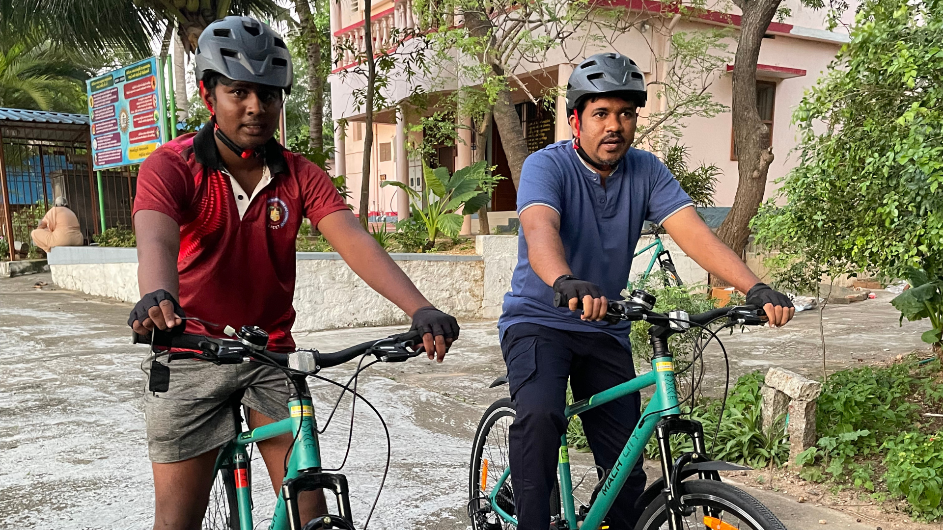 இயற்கையைக் காப்போம் வாழ்வுரிமையை மீட்போம் என்ற நிலைப்பாட்டை விழிப்புணர்வு ஏற்படுத்தும் வகையில் 780 கிலோமீட்டர் பயணத்தைக் கன்னியாகுமரியில் தொடங்கி சென்னை நோக்கி பயணமானது நேற்று தொடங்கியது. பசுமை பயணத்தின் முதல் நாளில் மிதிவண்டி பயணம் தொடக்க நிகழ்வாக கன்னியாகுமரி முக்கடல் சங்கமிக்கும் காந்தி மண்டபத்தின் முன்பாக விழிப்புணர்வு நிகழ்ச்சி நடைபெற்றது.இயற்கையைக் காப்போம் வாழ்வுரிமை மீட்போம் என்ற விருதுவாக்கோடு பசுமைப் பயணம் தொடங்கியது.இதில் கன்னியாகுமரி நகராட்சி தலைவர் திரு.குமரி ஸ்டீபன் அவர்கள் தலைமைத் தாங்கி நிகழ்ச்சியைத் தொடங்கி வைத்தார். களரி குழுவினரின் பறை இசையோடு விழிப்புணர்வு பசுமைப்பணம் தொடங்கியது. கோட்டாறு மறைமாவட்டத் துறவியர் பேரவைத் தலைவர் அருட்பணி பிரிட்டோ பீட்டர் அவர்கள் அனைவரையும் வரவேற்றார். தமிழகத் துறவியர் பேரவைத் தலைவர் அருட்சகோதரி.மரிய பிலோ அவர்கள் அறிமுக உரையாற்றினார். இயற்கை பற்றிய இளம் மாணவர்களின் பார்வை என்ற தலைப்பில் பள்ளி மாணவர்களின் விழிப்புணர்வு கலை நிகழ்ச்சிகள் நடைபெற்றது.பள்ளி மாணவர்களின் பழங்குடியினர் அணிவகுப்பு நடைபெற்றது. இயற்கையைக் காப்போம் என்ற தலைப்பில் கன்னியாகுமரி நகராட்சித் தலைவர் திரு. குமரி ஸ்டீபன் அவர்கள் பேசினார். இயற்கையைக் காக்க இயக்கமாவோம் என்ற தலைப்பில் கன்னியாகுமரி வட்டார முதன்மைப் பணியாளர் அருட்பணியாளர் ஜான்சன் அவர்கள் கலந்து கொண்டு கருத்துரை ஆற்றினார். களரி குழுவினரின் இயற்கையை காப்போம் கருத்துருவில் விழிப்புணர்வு பாடல் பாடினர். கோட்டாறு குழித்துரை மறை மாவட்ட துறவியர் அனைவரும் கலந்துகொண்டனர். சிறப்பு விருந்தினர்கள் அனைவரும் கொடியைசைத்து மிதிவண்டி பயணத்தைத் துவக்கி வைத்தனர் 12.30 மணியளவில் நாகர்கோவிலில் வடசேரி வரவேற்பு நிகழ்ச்சி நடைபெற்றது. நாகர்கோவில் வந்த பசுமைப்பயண மிதிவண்டி விழிப்புணர்வாளர்களுக்கு உற்சாக வரவேற்பு அளிக்கப்பட்டது. களரி குழுவினரின் பறையிசை முழக்கத்தோடு நிகழ்ச்சித் தொடங்கியது. அருட்சகோதரி.கலா அவர்கள் அனைவரையும் வரவேற்றார். தமிழ்நாடு துறவியர் பேரவைத் தலைவர் அருட்சகோதரி மரிய பிலோ அவர்கள் அறிமுகவுரை ஆற்றினார்கள்.இயற்கை அன்னையைக் காப்போம் என்ற தலைப்பில் மாநகராட்சி துணைமேயர் திருமதி.மேரி பிரின்சி லதா அவர்கள் இயற்கை நம் வாழ்வில் எவ்வளவு முக்கியம் என்பதை பற்றி சிறப்புரை ஆற்றினார். பறையிசையோடு மீண்டும் விழிப்புணர்வு மிதிவண்டி பயணம் தொடர்ந்தது.பச