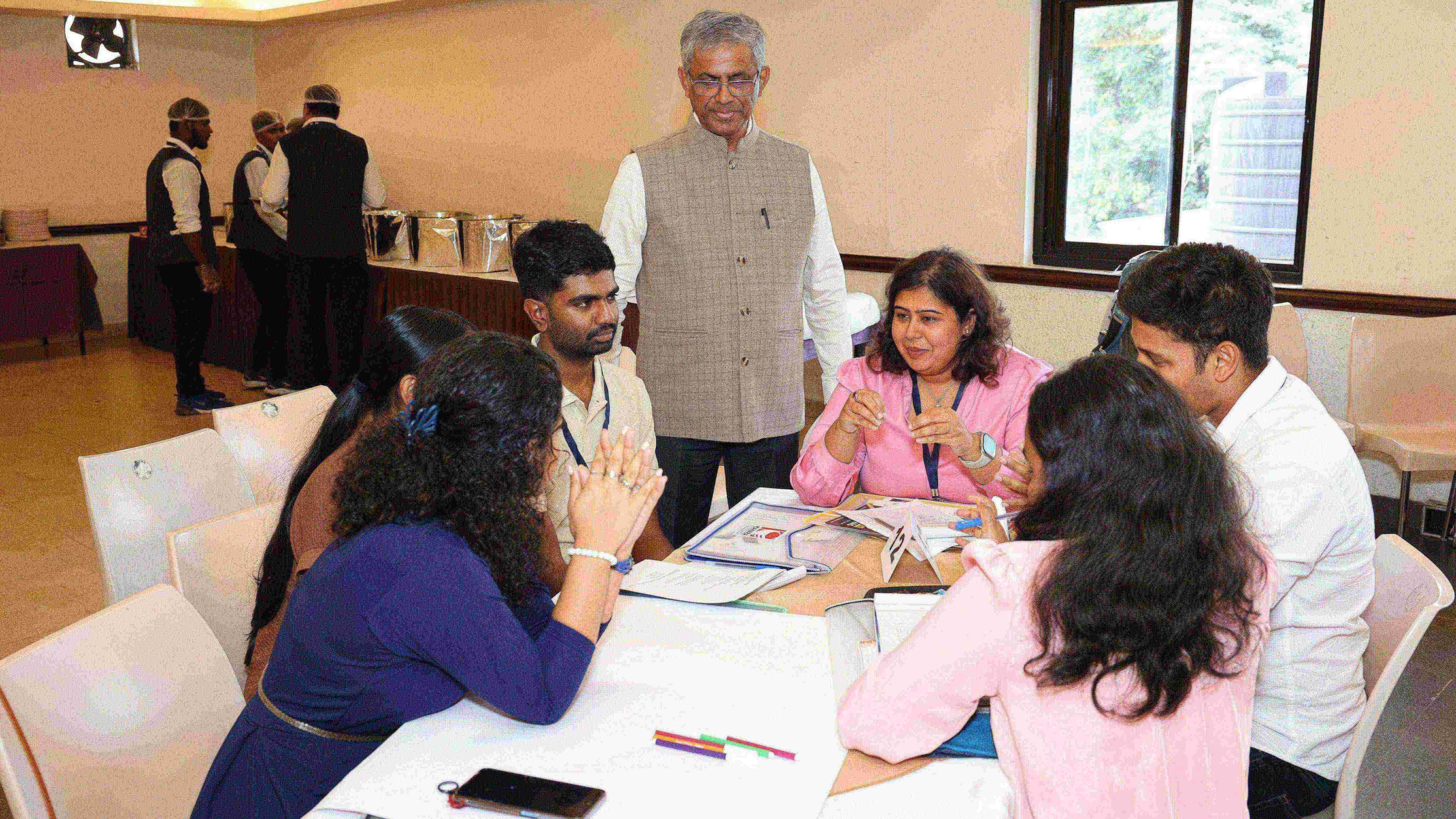 கிறிஸ்தவ இளைஞர்களிடையே தொழில்முனைவோரை ஊக்குவிப்பதற்காக காரா தொழில்முனைவோர் நிகழ்ச்சி !   கிறிஸ்தவ இளைஞர்களிடையே தொழில்முனைவோரை ஊக்குவிப்பதற்காக காரா தொழில்முனைவோர் நிகழ்ச்சியை நடத்துகிறது.   பெங்களூருவில் உள்ள கனரா தொழில்முனைவோர் (KE) சமூகம், அக்டோபர் 26 அன்று கத்தோலிக்க கிளப்பில் 90க்கும் மேற்பட்ட இளம் பங்கேற்பாளர்கள் விஷன்எக்ஸ்: விஷன் டு வென்ச்சருக்காக கூடினர், இது கிறிஸ்தவ இளைஞர்கள் தெளிவு மற்றும் நம்பிக்கையுடன் தொழில்முனைவோரை ஆராய அதிகாரம் அளிக்கும் வகையில் வடிவமைக்கப்பட்ட முதல் வகையான திட்டமாகும்.    வெறும் ஒரு கருத்தரங்கை விட, நம்பிக்கை, புதுமை மற்றும் நடைமுறை உத்தி ஆகியவை ஒன்றிணைந்த ஒரு துடிப்பான சூழலை VisionX உருவாக்கியது. KE உறுப்பினர் ஆண்டனி சல்தான்ஹா தலைமையிலான பிரார்த்தனை ஒரு பிரதிபலிப்பு தொனியை அமைத்தது, அதைத் தொடர்ந்து பங்கேற்பாளர்களிடையே உற்சாகத்தையும் அர்த்தமுள்ள தொடர்புகளையும் தூண்டும் ஒரு ஈர்க்கக்கூடிய பனிக்கட்டி உடைப்பான் நிகழ்ச்சி நடைபெற்றது.    தொடர்ந்து நடந்த அமர்வுகளில்  உத்வேகம், நடைமுறை கட்டமைப்புகள் மற்றும் நிஜ உலகக் கண்ணோட்டங்களை வழங்கின, இளம் ஆர்வலர்கள் சிந்தனையிலிருந்து நிறுவனத்திற்கு எவ்வாறு தைரியமாக நகர்வது என்பது குறித்து வழிகாட்டியது. தலைமைத்துவம், புதுமை மற்றும் சமூகத்திற்கு சேவை செய்வதில் அர்ப்பணிப்புடன் செயல்படும் கிறிஸ்தவ நிபுணர்களின் வலுவான மற்றும் நெறிமுறை வலையமைப்பை உருவாக்குவது - கனாரா தொழில்முனைவோரின் நோக்கத்துடன் விஷன்எக்ஸ் இணைந்தது.