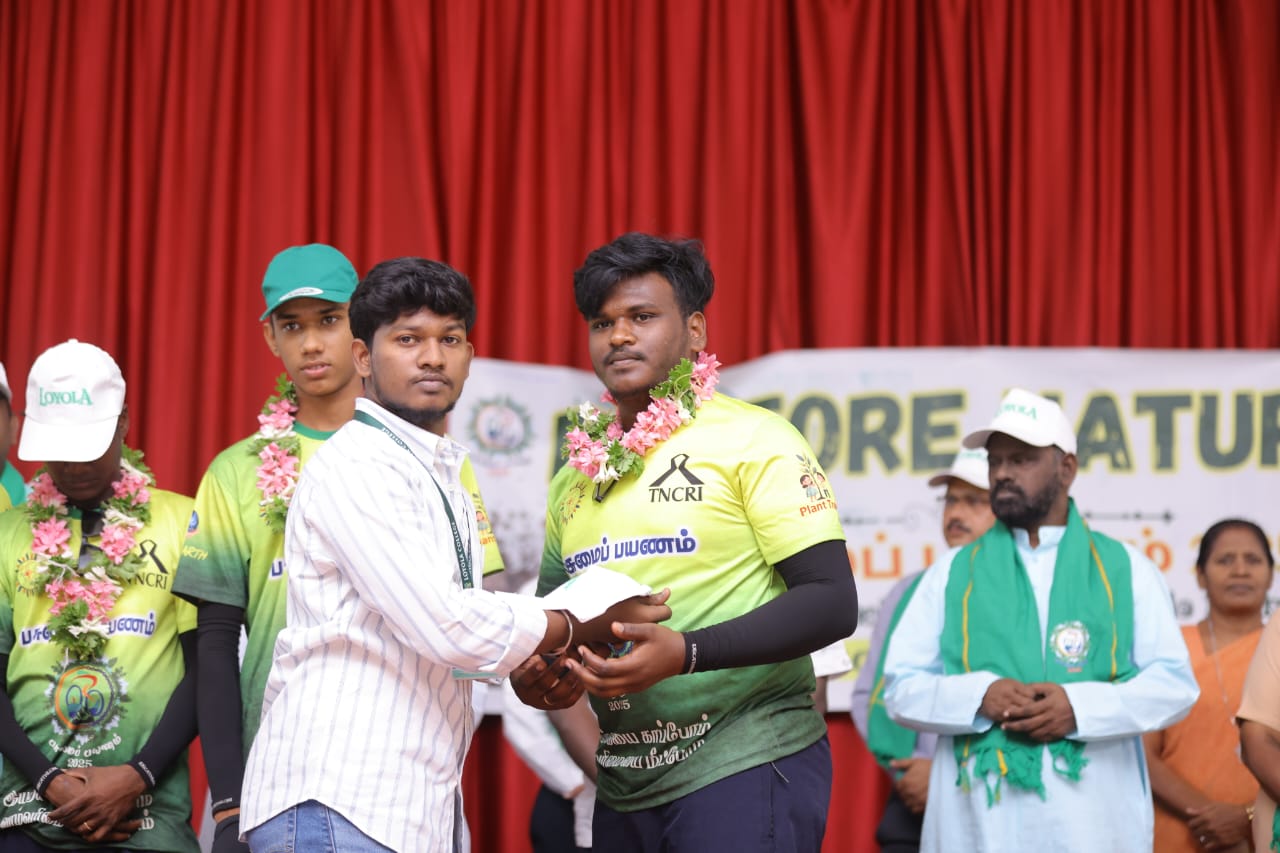 தமிழ்நாடு துறவியர் பேரவை, அய்க்கஃப் இயக்கத்துடன் இணைந்து முன்னெடுத்த 15 நாள் மிதிவண்டிப் பயணம் நவம்பர் 20 சென்னையில் நிறைவடைந்துள்ளது.மேலும் பசுமைப் பயண இயக்கம் தொடங்கியது . பசுமைப் பயணத்தின் இறுதி நாளான நவம்பர் 20 அன்று காலை 7: 40 மணியளவில் லயோலா கல்லூரி வளாகத்தில் விடுதியில் உள்ள அரங்கத்தில் ஒரு சிறிய விழாவில் பசுமை பயண வீரர்கள் அனைவரையும் சிறப்பித்தனர். இதில் பள்ளி மற்றும் கல்லூரி மாணவர்கள் மற்றும் பசுமைப் பயண வீரர்கள் அனைவரும் தங்களது மிதிவண்டிகளை குட் ஷெப்பர்ட் பள்ளியை நோக்கி சென்று அங்கு ஒரு விழிப்புணர்வு பாடல் பாடப்பட்டு பசுமைப் பயண வீரர்களை சிறப்பித்தார்கள். அதனைத் தொடர்ந்து மேரி கல்லூரியை நோக்கி பயணித்தார்கள். அங்கு மரக்கன்றுகளானது நடப்பட்டது. இதனைத் தொடர்ந்து 9:40 மணியளவில் சாந்தோம் மேல்நிலைப் பள்ளியை வந்தடைந்தனர். அங்கு 11:30 மணி அளவில் பசுமை பயணத்தில் நிறைவு விழாவானது தொடங்கப்பட்டது. அதில் இறைவணக்க பாடல் மற்றும் தமிழ்த்தாய் வாழ்த்தானது பான் செக்கர்ஸ் குழுமத்தில் உள்ளவர்களால் பாடப்பட்டது. இந்நிகழ்வில் வரவேற்புரை அருட் சகோதரி பபி லினெட் FBS அவர்களால் வழங்கப்பட்டது. இதனைத் தொடர்ந்து பசுமைப் பயணத்தின் நோக்க உரையை அருட் சகோதரி மரிய பிலோமினாள் அவர்கள் வழங்கினார். சிறப்பு விருந்தினராக கலந்துகொண்ட தமிழ்நாட்டின் துணை முதலமைச்சர் மாண்புமிகு உதயநிதி ஸ்டாலின் அவர்கள் பசுமைப் படை வீரர்களை சிறப்பு செய்து தலைமை உரையை ஆற்றினார். இதன் பிறகு பசுமை பயணத்தின் அனுபவத்தை அருள்தந்தை பார்த்தசாரதி அவர்கள் பகிர்ந்தார்.மேலும் தமிழக துறவியர் பேரவை செயற்குழு உறுப்பினர்கள் அனைவரும் கையெழுத்து பிரதியை சமர்ப்பித்தார்கள். இதனைத் தொடர்ந்து கோரிக்கைகள் அனைத்தையும் அருள் சகோதரி பவுலின் ஆக்னேஸ் FBS அவர்கள் முன் வைத்தார். அங்கு இருந்த மாணவர்களால் மௌன நாடகம் மற்றும் ஒரு விழிப்புணர்வு பாடல் ஆனது பாடப்பட்டது. இதனைத் தொடர்ந்து ஆசி உரையை மேதகு பேராயர் ஜார்ஜ் அந்தோணிசாமி அவர்கள் வழங்கி அனைவரையும் மகிழ்வித்தார். மேலும் கருப்பொருள் உரையை சுல்தான் அஹமத் இஸ்மாயில் மாநில திட்ட குழு உறுப்பினர் அவர்கள் சிறப்பாக உரையாற்றினார். இதன் பின்பு வாழ்த்துறையானது முனைவர் இனிகோ இருதயராஜ் திருச்சி கிழக்கு சட்டமன்ற உறுப்பினர் அவர்கள் வழங்கினார்கள். இதனை அடுத்து பசுமைப் பயணம் உறுதிமொழியானது அருட் சகோதரி ஆரோக்கியம் FSJ அவர்களால் ஏற்றுக்கொள்ளப்பட்டது. இறுதிய