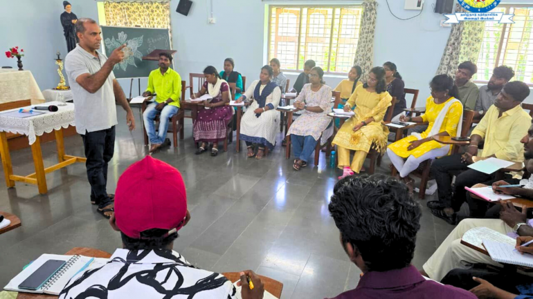 தமிழ்நாடு கத்தோலிக்க இளைஞர் இயக்கம் “மாற்றத்திற்காக: 100 சிந்தனையாளர்கள்” என்ற தலைப்பில் பணிப்பகிர்வு! தமிழ்நாடு மறைமாவட்ட ஆயர்கள் பேரவையின் இளைஞர் ஆணையத்தின் கீழ் செயல்படும் தமிழ்நாடு கத்தோலிக்க இளைஞர் இயக்கம் (TCYM), தனது தலைமைத்துவ உருவாக்கப் பயிற்சி திட்டமான “மாற்றத்திற்காக: 100 சிந்தனையாளர்கள்” என்ற நிகழ்வின் நேரடி அமர்வை அக்டோபர் 11 மற்றும் 12 தேதிகளில் திருச்சியில் உள்ள சிஸ்டர்ஸ் ஆஃப் சாரிட்டி (SCCG) தலைமையகத்தில் நடத்தியது. தமிழகத்தின் பல பகுதிகளில் இருந்து வந்த 36 இளைஞர்கள் கலந்து கொண்ட இந்த இரு நாள் பணிப்பகிர்வு, கிறிஸ்தவ நம்பிக்கையிலும் மதிப்புகளிலும் வேரூன்றிய விமர்சன சிந்தனையாளர்களையும் சமூக தலைவர்களையும் உருவாக்குவதை நோக்கமாகக் கொண்டது. நிகழ்வு, TCYM இயக்கத்தின் தலைப்புப் பாடலான “பொது இலக்கு கனவெடுத்துப்” பாடலுடன் தொடங்கியது. பின்னர் TCYM இயக்க இயக்குநர் மத. க. எம். எடிசன் அவர்கள் தொடக்க உரையில், இரண்டு நாள் பயிற்சித் திட்டத்தின் நோக்கங்களை விளக்கினார். முதல் அமர்வான “அம்பேத்கரின் பார்வையில் சமூக நீதி” என்ற தலைப்பில், மத. உ. ஜெகன் போஸ், செயின்ட் பால் பெரியாலயப் பேராசிரியர் வழிநடத்தினார். அவர், ஜனநாயகக் கொள்கைகளை பாதுகாப்பதின் அவசியத்தையும் புறக்கணிக்கப்பட்ட மக்களின் பங்களிப்பை உறுதிசெய்வதின் முக்கியத்துவத்தையும் வலியுறுத்தினார். “சமூக நீதி என்பது தொண்டு அல்ல; அது உரிமை. இது ஒருவரின் தனிப்பட்ட கடமை அல்ல, அரசின் பொறுப்பு,” என்று மத. ஜெகன் குறிப்பிட்டார். அடுத்த அமர்வில், “பூமியின் நண்பர்கள்” எனப்படும் அடிப்படை இயக்கம் அறிமுகப்படுத்தப்பட்டது. இது சுற்றுச்சூழல் நீதியை ஊக்குவிக்கும் ஒரு புல இயக்கமாகும். இளைஞர்கள் இளைஞர் ஆணையத்தின் மாத இதழான “துடிப்பு” குறித்து விமர்சன ஆய்வுகளை செய்து தங்களது கருத்துகளையும் பகிர்ந்தனர். மாலை நேரத்தில், மத. க. எம். எடிசன் அவர்கள் “சாதியற்ற தமிழ்ச் சமூகமும் சாதி சார்ந்த தமிழ்ச் சமூகமும்” என்ற தலைப்பில் உரையாற்றினார். இதில் அவர் தமிழ்நாட்டில் சாதி அமைப்பின் வரலாற்றுப் பின்னணியையும், இணைப்பு மற்றும் நீதி சார்ந்த சமூகத்தை உருவாக்கும் திருச்சபையின் பங்கையும் சிந்தனையோடு பகிர்ந்தார். நிகழ்வு மாலை ஜெபமாலையுடன் நிறைவடைந்தது. இரண்டாம் நாள் திருப்பலியுடன் தொடங்கியது. அதில் பங்கேற்ற இளைஞர்கள் சமூக நீதி காக்கும் உறுதிமொழி எடுத்தனர். காலை அமர்வில், வழக்கறிஞர் அருட்தந்தை சவ
