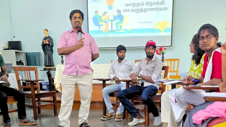 தமிழ்நாடு கத்தோலிக்க இளைஞர் இயக்கம் “மாற்றத்திற்காக: 100 சிந்தனையாளர்கள்” என்ற தலைப்பில் பணிப்பகிர்வு! தமிழ்நாடு மறைமாவட்ட ஆயர்கள் பேரவையின் இளைஞர் ஆணையத்தின் கீழ் செயல்படும் தமிழ்நாடு கத்தோலிக்க இளைஞர் இயக்கம் (TCYM), தனது தலைமைத்துவ உருவாக்கப் பயிற்சி திட்டமான “மாற்றத்திற்காக: 100 சிந்தனையாளர்கள்” என்ற நிகழ்வின் நேரடி அமர்வை அக்டோபர் 11 மற்றும் 12 தேதிகளில் திருச்சியில் உள்ள சிஸ்டர்ஸ் ஆஃப் சாரிட்டி (SCCG) தலைமையகத்தில் நடத்தியது. தமிழகத்தின் பல பகுதிகளில் இருந்து வந்த 36 இளைஞர்கள் கலந்து கொண்ட இந்த இரு நாள் பணிப்பகிர்வு, கிறிஸ்தவ நம்பிக்கையிலும் மதிப்புகளிலும் வேரூன்றிய விமர்சன சிந்தனையாளர்களையும் சமூக தலைவர்களையும் உருவாக்குவதை நோக்கமாகக் கொண்டது. நிகழ்வு, TCYM இயக்கத்தின் தலைப்புப் பாடலான “பொது இலக்கு கனவெடுத்துப்” பாடலுடன் தொடங்கியது. பின்னர் TCYM இயக்க இயக்குநர் மத. க. எம். எடிசன் அவர்கள் தொடக்க உரையில், இரண்டு நாள் பயிற்சித் திட்டத்தின் நோக்கங்களை விளக்கினார். முதல் அமர்வான “அம்பேத்கரின் பார்வையில் சமூக நீதி” என்ற தலைப்பில், மத. உ. ஜெகன் போஸ், செயின்ட் பால் பெரியாலயப் பேராசிரியர் வழிநடத்தினார். அவர், ஜனநாயகக் கொள்கைகளை பாதுகாப்பதின் அவசியத்தையும் புறக்கணிக்கப்பட்ட மக்களின் பங்களிப்பை உறுதிசெய்வதின் முக்கியத்துவத்தையும் வலியுறுத்தினார். “சமூக நீதி என்பது தொண்டு அல்ல; அது உரிமை. இது ஒருவரின் தனிப்பட்ட கடமை அல்ல, அரசின் பொறுப்பு,” என்று மத. ஜெகன் குறிப்பிட்டார். அடுத்த அமர்வில், “பூமியின் நண்பர்கள்” எனப்படும் அடிப்படை இயக்கம் அறிமுகப்படுத்தப்பட்டது. இது சுற்றுச்சூழல் நீதியை ஊக்குவிக்கும் ஒரு புல இயக்கமாகும். இளைஞர்கள் இளைஞர் ஆணையத்தின் மாத இதழான “துடிப்பு” குறித்து விமர்சன ஆய்வுகளை செய்து தங்களது கருத்துகளையும் பகிர்ந்தனர். மாலை நேரத்தில், மத. க. எம். எடிசன் அவர்கள் “சாதியற்ற தமிழ்ச் சமூகமும் சாதி சார்ந்த தமிழ்ச் சமூகமும்” என்ற தலைப்பில் உரையாற்றினார். இதில் அவர் தமிழ்நாட்டில் சாதி அமைப்பின் வரலாற்றுப் பின்னணியையும், இணைப்பு மற்றும் நீதி சார்ந்த சமூகத்தை உருவாக்கும் திருச்சபையின் பங்கையும் சிந்தனையோடு பகிர்ந்தார். நிகழ்வு மாலை ஜெபமாலையுடன் நிறைவடைந்தது. இரண்டாம் நாள் திருப்பலியுடன் தொடங்கியது. அதில் பங்கேற்ற இளைஞர்கள் சமூக நீதி காக்கும் உறுதிமொழி எடுத்தனர். காலை அமர்வில், வழக்கறிஞர் அருட்தந்தை சவ
