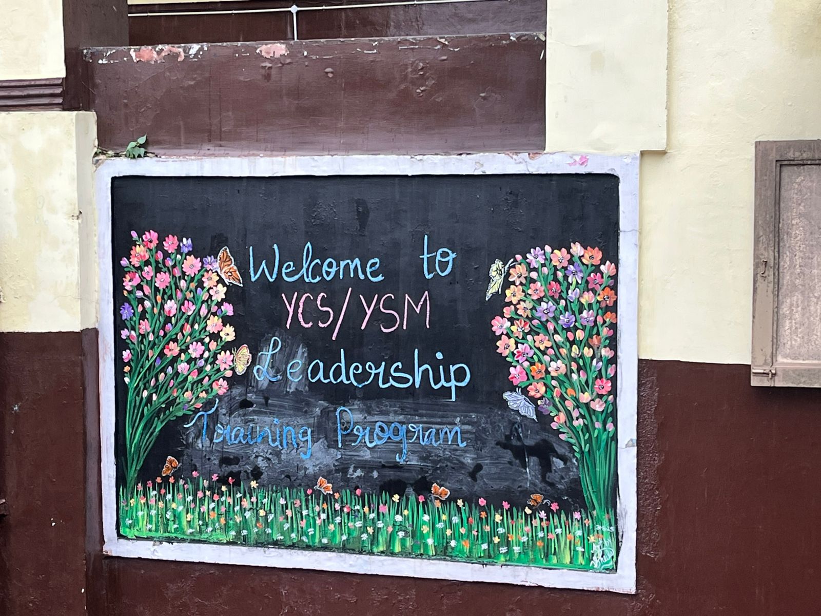 சென்னை மயிலை உயர் மறைமாவட்டம் முன்னெடுத்த மாணாக்கர் இயக்க (YCS/YSM) தலைமைத்துவப் பயிற்சி ! தலைமைத்துவப் பயிற்சியானது (YCS YSM ) அக்டோபர் 18, 2025 அன்று வேப்பேரியில் உள்ள புனித சூசையப்பர் ஆங்கிலோ இந்தியன் ஆண்கள் மேல்நிலைப் பள்ளியில் வெற்றிகரமாக நடத்தப்பட்டது. இந்த நிகழ்வு செபம் மற்றும் வரவேற்புரையுடன் தொடங்கியது. அதனைத் தொடர்ந்து, கருத்தாளராக வந்திருந்த அருட்தந்தை வருண் ரிச்சர்ட் (புனித சூசையப்பர் ஆலயத்தின் உதவிப் பங்குத் தந்தை மற்றும் (YCS YSM ) இன் முன்னாள் உறுப்பினர்) அறிமுகப்படுத்தப்பட்டார். மாணவர்கள் அவர்களது வழிகாட்டிகளுடன் குழுக்களாகப் பிரிக்கப்பட்டனர். உள்ளூர் இளைஞர்கள் மற்றும் தன்னார்வலர்கள் நிகழ்வு சிறப்பாக அமைய உதவினர். பிறகு, அருட்தந்தை வருண் அவர்கள் “தலைமைத்துவம் என்றால் என்ன?”, “உண்மையான தலைவர் யார்?”, மற்றும் “ஒரு உண்மையான தலைவரின் குணங்கள்” போன்ற தலைப்புகளில் ஊக்கமளிக்கும் உரையைப் பகிர்ந்து கொண்டார். இந்தத் தலைமைத்துவம் குறித்த வீதி நாடகத்தை நடத்திய பள்ளி மாணவர்கள் அனைவரையும் கவர்ந்தனர். இரண்டாவது அமர்வு “YCS/YSM செயல்முறை மற்றும் செயல்பாட்டில் தலைமைத்துவம்” என்பதில் கவனம் செலுத்தியது. அருட்தந்தை வருண் அவர்கள் தலைமைத்துவத்தில் உள்ள சவால்களை எடுத்துரைத்ததுடன், “சிறிய செயல்களே பெரிய மாற்றத்தை ஏற்படுத்தும்” என்று வலியுறுத்தினார். இதனைத் தொடர்ந்து, திருமதி. பிரின்சஸ் பியூலா (முன்னாள் வழிகாட்டி) மற்றும் செல்வி. மோனெட் ரெனி (தேசியச் செயலாளர்) ஆகியோர் தங்கள் அனுபவங்களைப் பகிர்ந்து கொண்டு பங்கேற்பாளர்களை ஊக்குவித்தனர். இந்த நிகழ்ச்சியைச் சகோதரர் தீபக், அருட்தந்தை வருண் ரிச்சர்ட், மற்றும் இளைஞர் தன்னார்வலர்கள், வழிகாட்டிகள் திருமதி பெனிஷா மற்றும் திருமதி கிரேஸ் பால் ஆகியோருடன் இணைந்து சிறப்பாக ஏற்பாடு செய்திருந்தார். இந்நிகழ்வில் மொத்தம் 21 பள்ளிகள் பங்கேற்றன. இதில் 185 மாணவர்கள் மற்றும் 29 வழிகாட்டிகள் கலந்து கொண்டனர். நிறைவாக விருந்தினர்களைக் கௌரவித்து, நன்றியுரை கூறப்பட்டது. அதில் புனித சூசையப்பர் ஆங்கிலோ இந்தியன் ஆண்கள் மேல்நிலைப் பள்ளியின் தாளாளர் அருட்தந்தை பீட்டர் ஜெரால்டு அவர்களுக்கும் மேலும், அனைத்து பள்ளியின் முதல்வர்கள், தாளாளர்கள், மற்றும் வழிகாட்டிகள் ஆகியோரின் ஒத்துழைப்புக்கு மனமார்ந்த நன்றியைத் தெரிவித்தனர். உற்சாகமான YCS YSM கைத்தட்டலுடன் நிகழ்வு நிறைவுற்றது. விசுவ